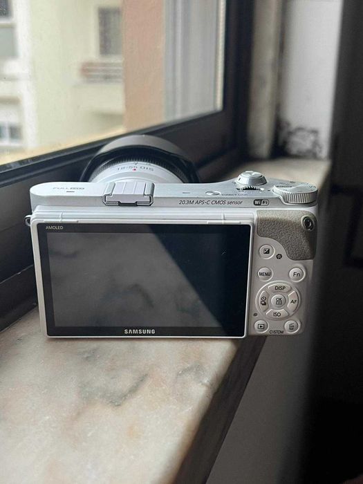 Samsung NX 300 - Máquina Mirrorless em bom estado