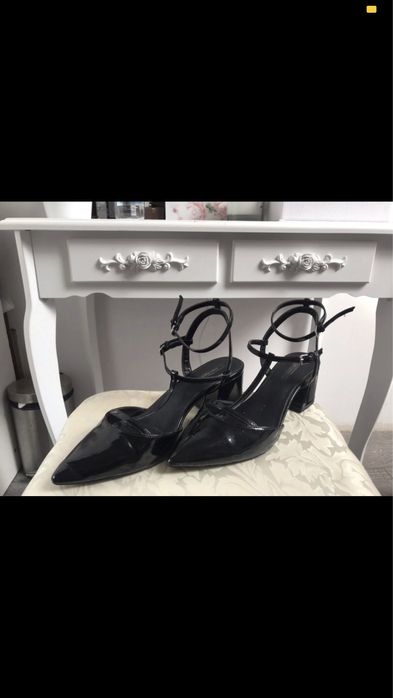 czarne lakierowane buty na obcasie