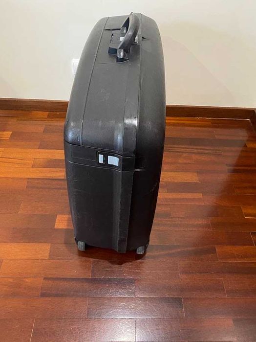 Mala de viagem grande, rígida e preta da marca Delsey