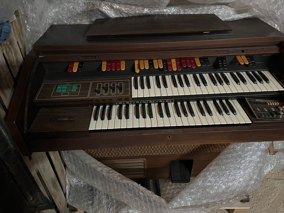 Piano musical em bom estado