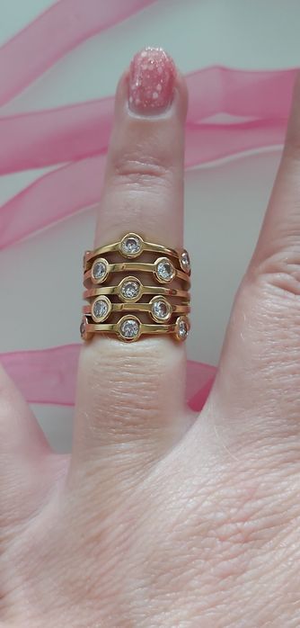 Anel dourado, em aço, com zirconias. T17