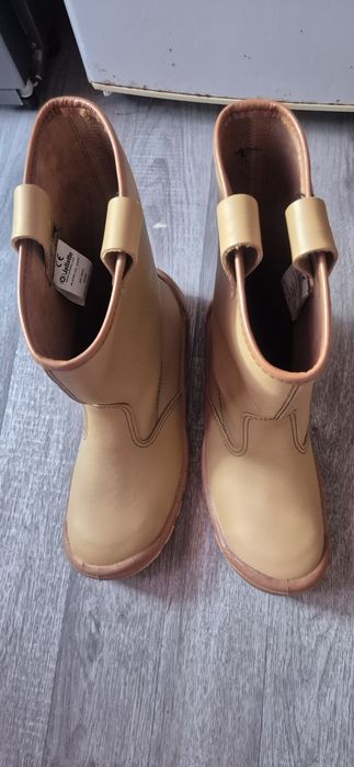 Botas de trabalho novas em couro.