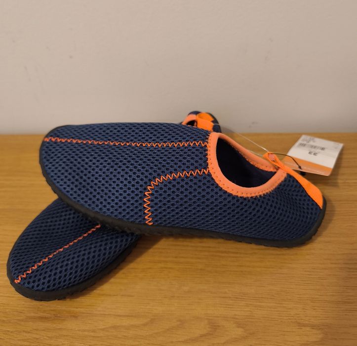 Sapatos de água Novos da In extenso