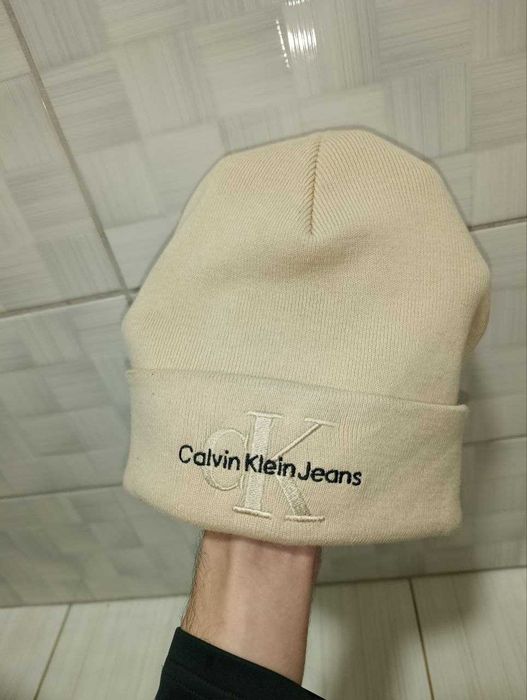 шапка-бини от Calvin Klein Jeans модели Monologo Embro.