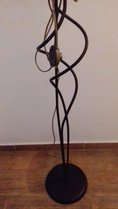 Candeiro de pé castanho ferro forjado. Excelente preço!