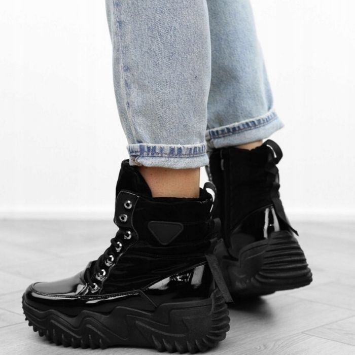 Czarne buty Śniegowce damskie lakierowane .