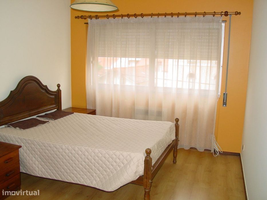 Arrenda-se T2 equipado e parcialmente mobilado na Rua do Brasil