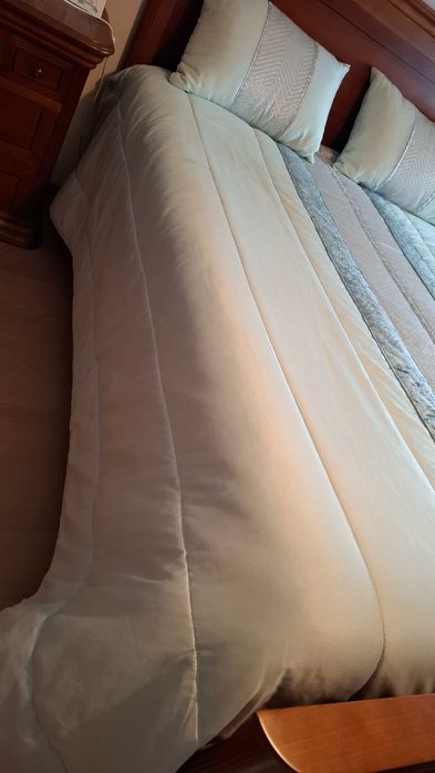 Colcha de cama de casal, forrada, em muito bom estado