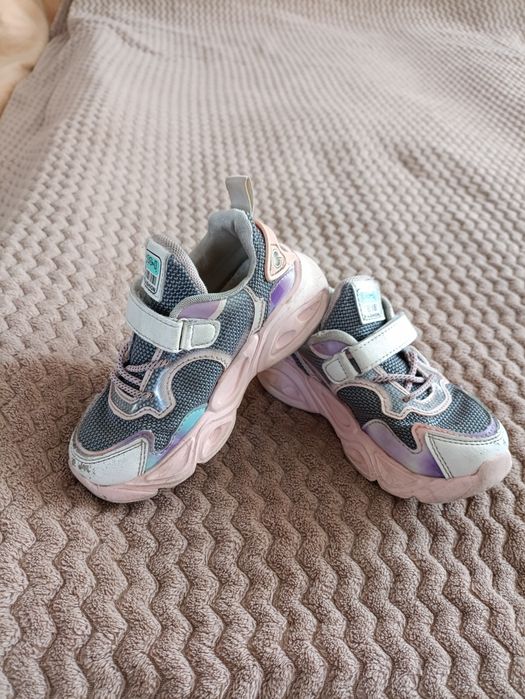 Кросівки на дівчинку.