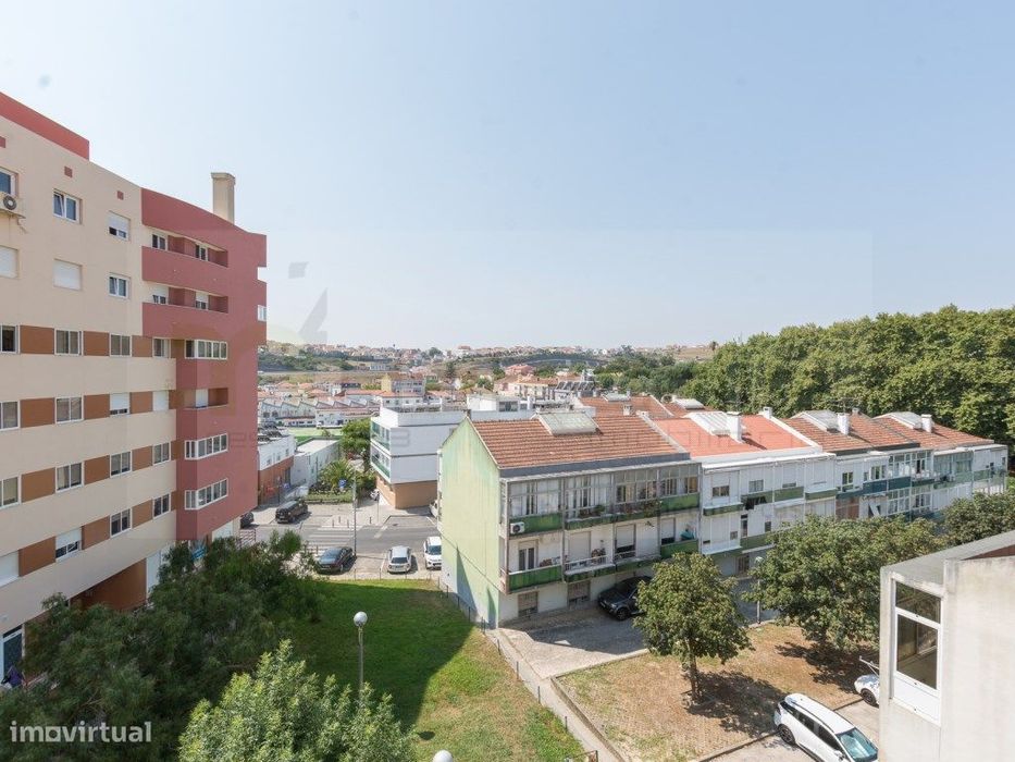 T2 em Caneças com duas frentes e boa localização