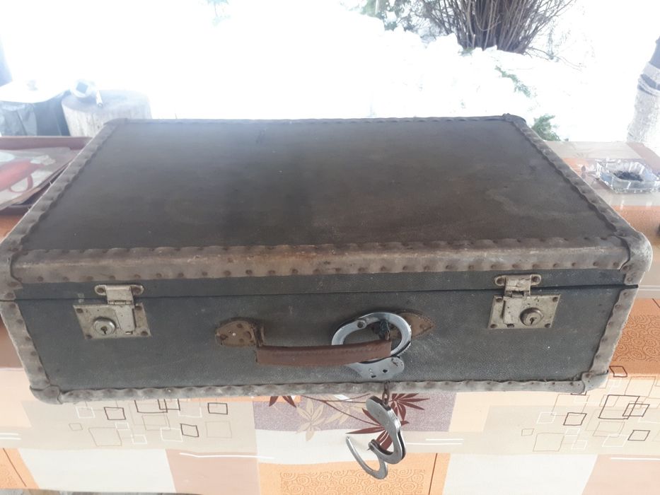 Продам чемоданы старые.