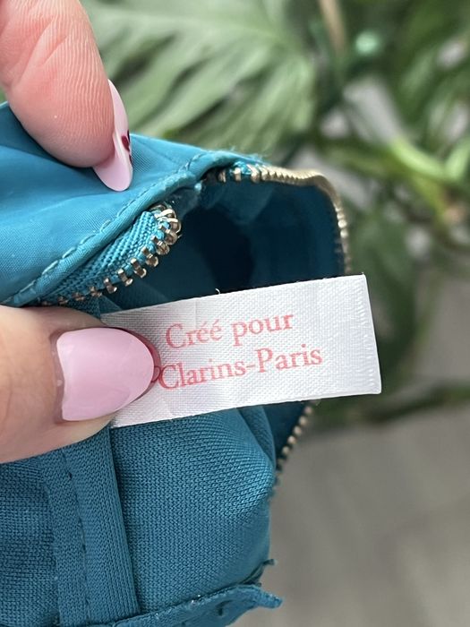 Turkusowa kosmetyczka Clarins