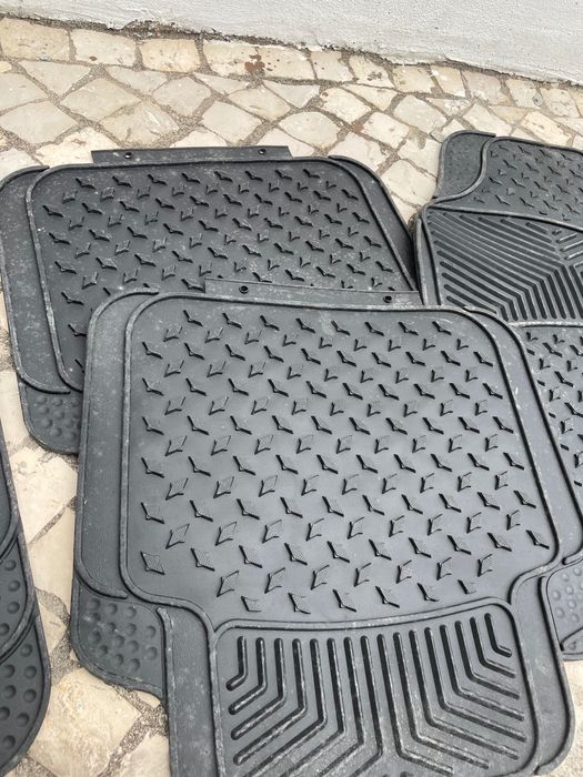 4 Tapetes de carro seminovos