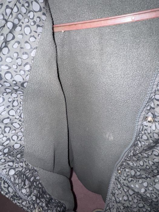 Kispo menina cinzento