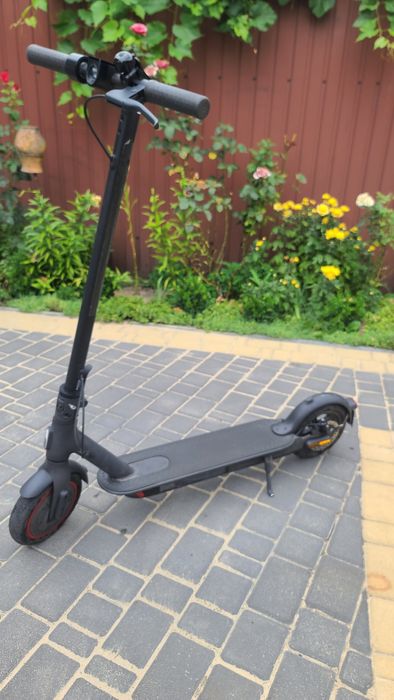 Продам  ОРИГІНАЛЬНИЙ Електросамокат Xiaomi Mi Electric Scooter Pro 2