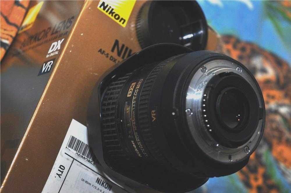 Фотоаппарат Fujifilm Fine pix S 5 pro, объектив Nikkor 16 - 85 ED VR 3,5 - 5,6 G, вспышка Metz 48 AF - 1 for Nikon.