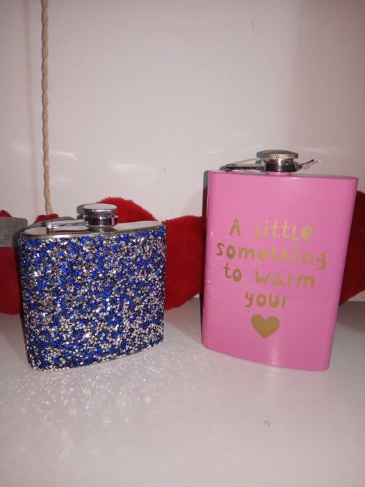 Garrafas de bolso. Rosa e azul.