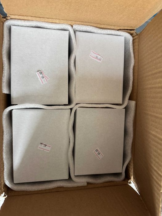 Komplet 4 szklanych pojemników z bambusowymi pokrywkami