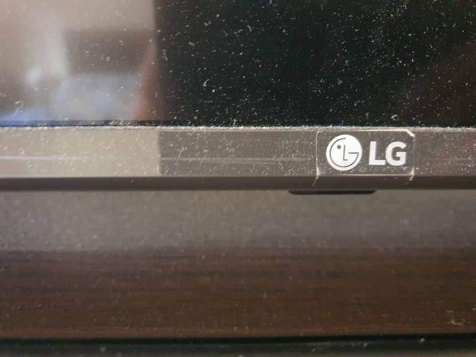 Smart TV LG 49" 4K Ultra HD (Modelo 49UJ634V) + Suporte de Parede – Bom Estado
