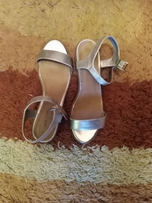 Srebrne sandałki New Look