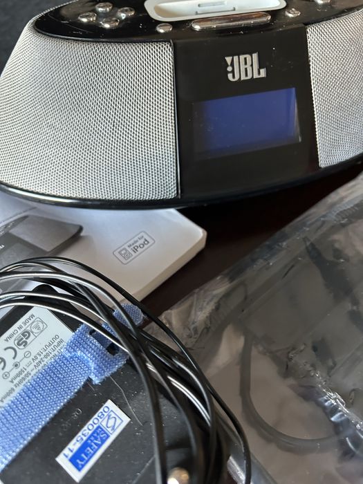 Rádio JBL em muito bom estado