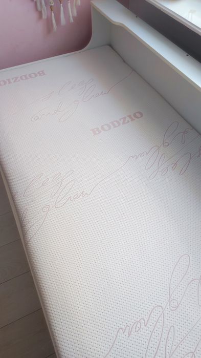 Białe łóżko z szufladami