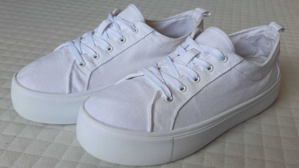 Białe sneakersy Asos