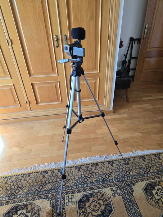 Zoom Q8 camera and stand