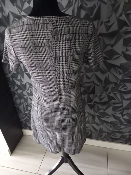 Sukienka tunika czarno biała krata pepitka marki Sinsay na rozmiar XL.