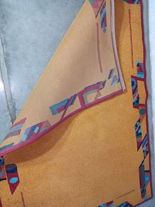 Belíssima carpete em exemplar estado de conservação, medidas: 175/117c