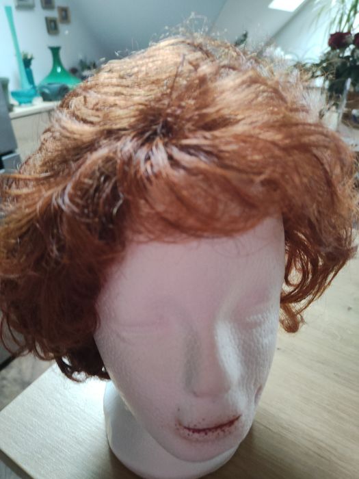 Peruka z włosów syntetycznych