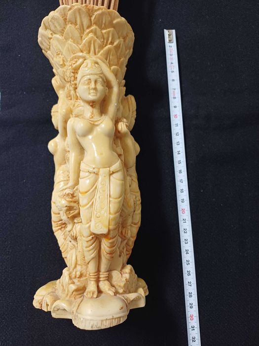 Vaso de resina Indiano esculpido vintage