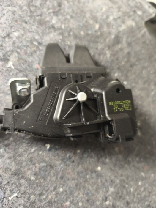 Zamek klapy Mercedes W212 sedan.