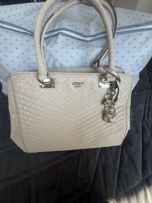 Kremowa torebka Guess