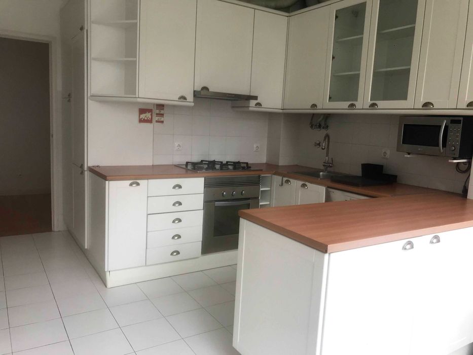 Quarto para arrendar em Alvalade