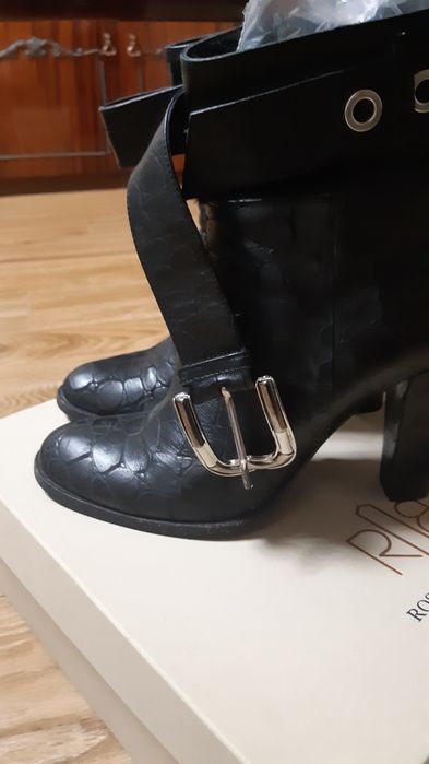 Кожаные стильные ботинки на устойчивом каблуке