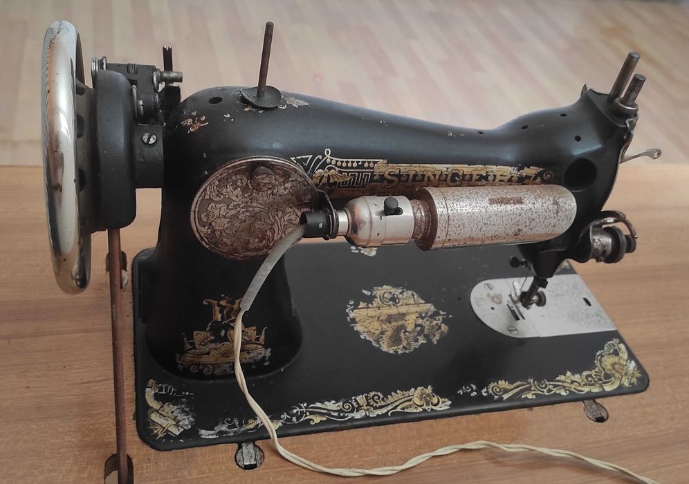 Máquina de costura Singer com lâmpada