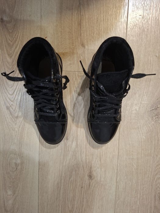Czarne buty za kostkę rock glamour lakier błysk