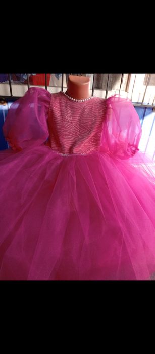 Розпродаж дитячих святкових суконь