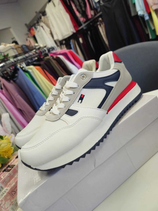 Buty sportowe męskie r. 41 białe, lekkie wygodne !!!