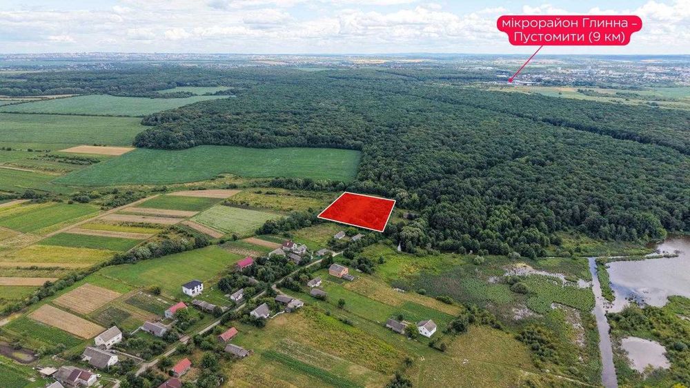велика ділянка під будівництво Вашого будинку в с.Ставчани - 9 км до Львова. Комунікації поруч всі - газ, вода центральна, колодязь та світло є .