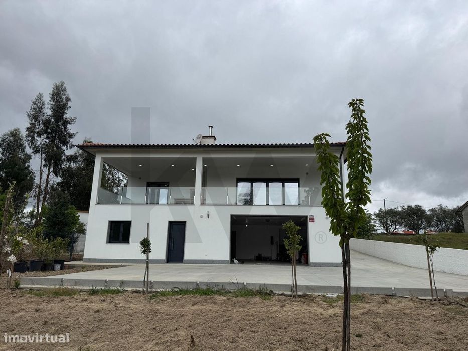 Moradia T3+1 Mobilada em Avelal | Sistema AVAC Total e Garagem Tripla