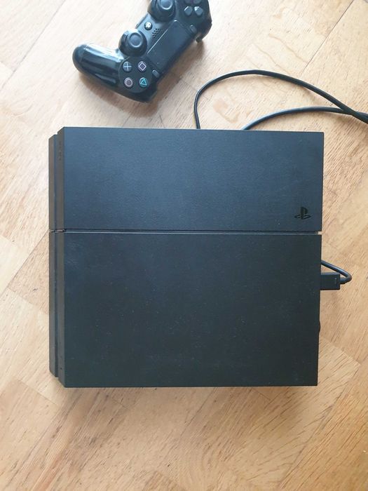 Sony PlayStation 4  1TB  + Pad