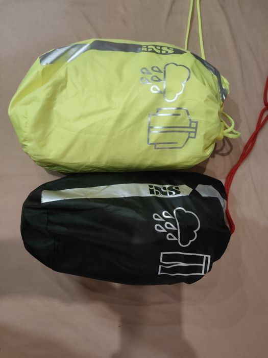 Przeciwdeszczowa kurtka i spodnie motocyklowe firmy IXS