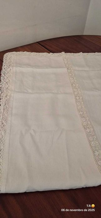 Toalha  de mesa em linho com bordado e aplicações de renda