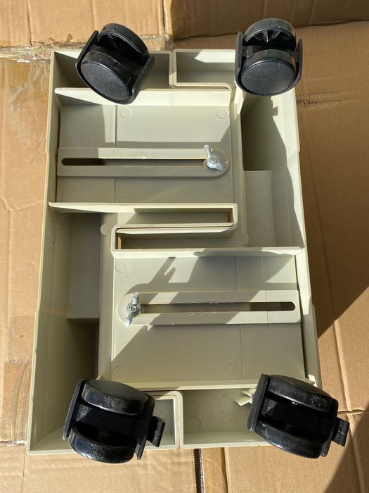 Base de chão p/Desktop ajustável c/rodas