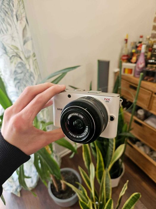 Samsung NX 100 obiektyw 20-50 mm | stan bardzo dobry | bateria + kabel