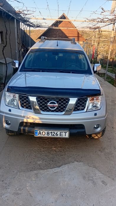 авто нісан навара