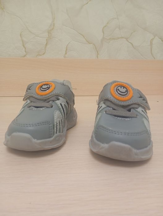 Дитячі кросівки.