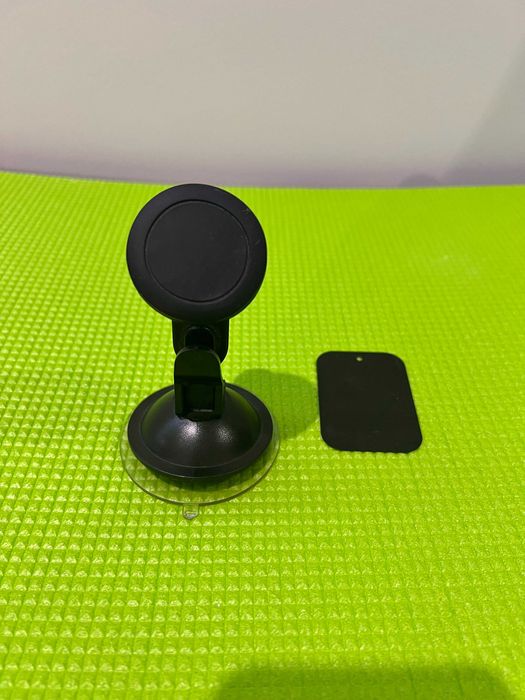Автомобильный держатель на присоске для телефона в автомобиль. Магнит